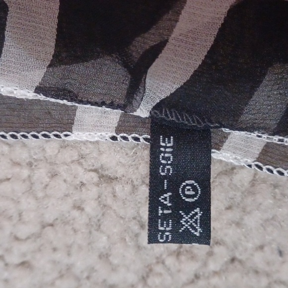 100% Silk Animal Print Scarf - Picture 5 of 11